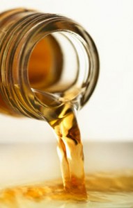 Photo of apple cider vinegar being poured from a bottle