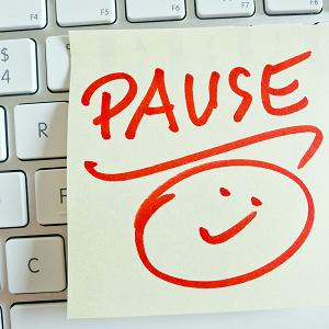 Photo of a note on a computer saying "pause"